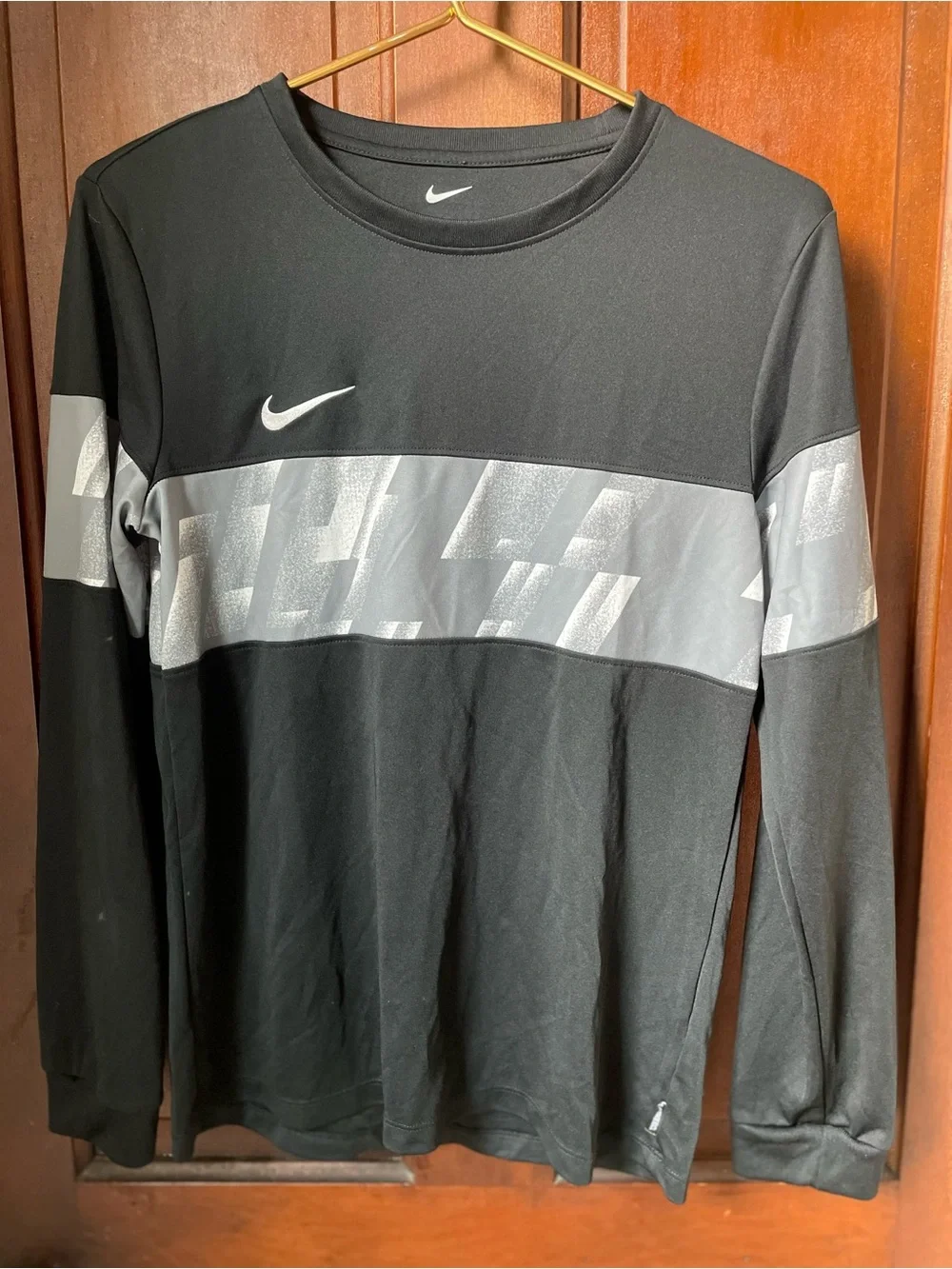Nike dri fit boys extra large long sleeve black athletic shirt